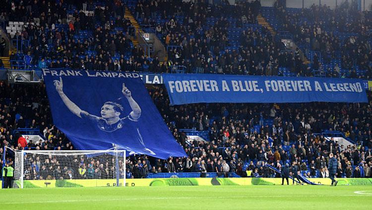 Fans Chelsea memberikan penghormatan kepada salah satu legenda klub kesayangan mereka, Frank Lampard. Copyright: INDOSPORT