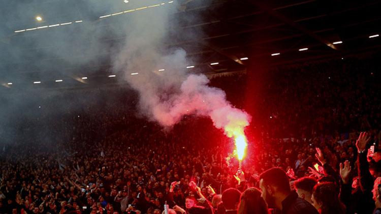 Sempat terjadi ketegangan antara fans West Ham United dengan fans Tottenham Hotspur.