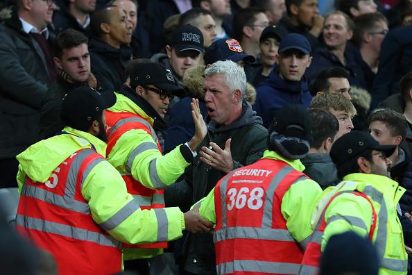 Kericuhan antar suporter sempat terjadi antara West Ham United vs Tottenham Hotspur. Copyright: INDOSPORT