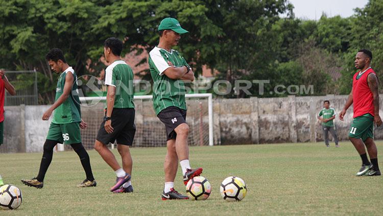 Djajang Nurdjaman saat memimpin sesi latihan Persebaya.