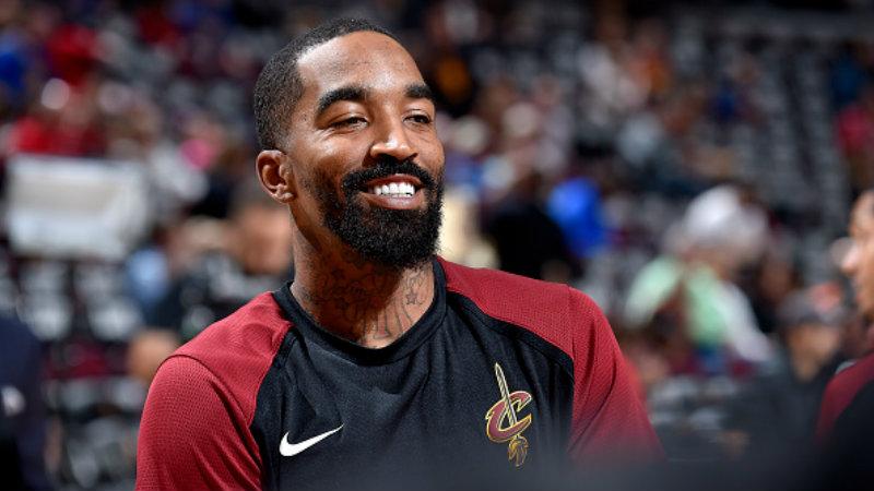 Eks pebasket NBA, JR Smith ramai menjadi perbincangan karena terlihat memukuli orang saat ikut aksi protes kematian George Floyd.