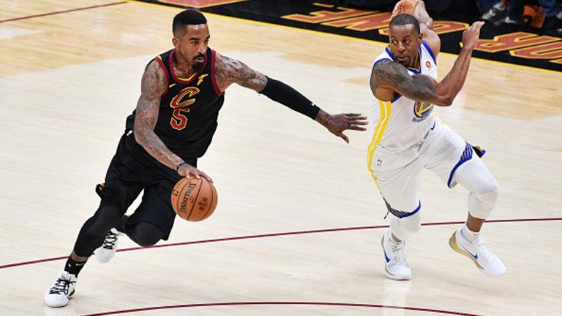 Earl Jr. Smith (kiri) pemain Cavaliers pergerakannya dijaga oleh pemain Warriors, Andre Iguodala.