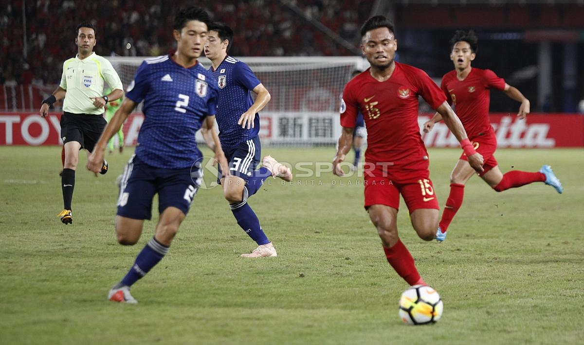 Saddil Ramdani duel untuk mendapatkan bola dengan pemain Jepang