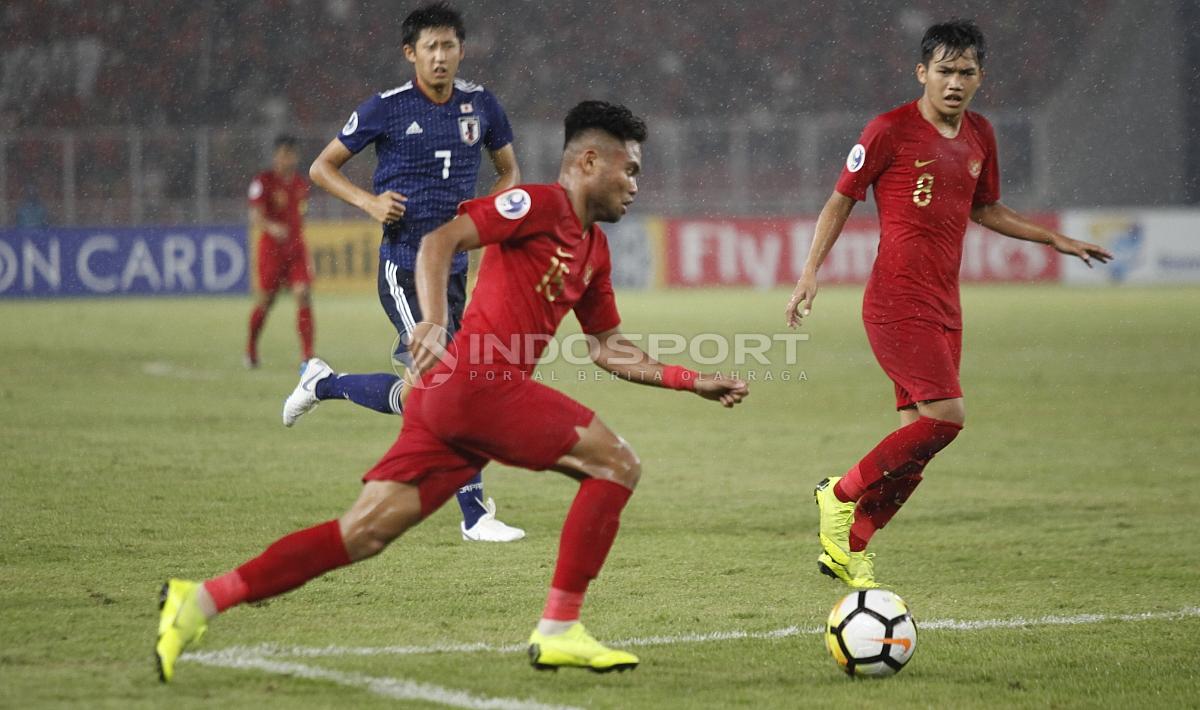 Saddil Ramdani mengambil bola.