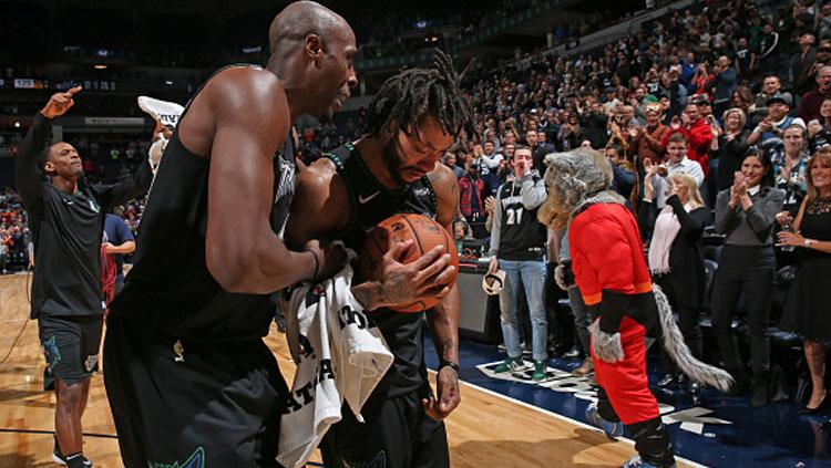 Derrick Rose (kanan) mendapat hiburan dari rekan setimnya, Anthony Tolliver. Copyright: INDOSPORT