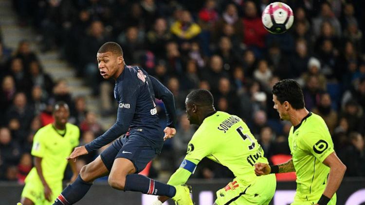 Kylian Mbappe berusaha untuk menyundul. Copyright: GETTYIMAGES