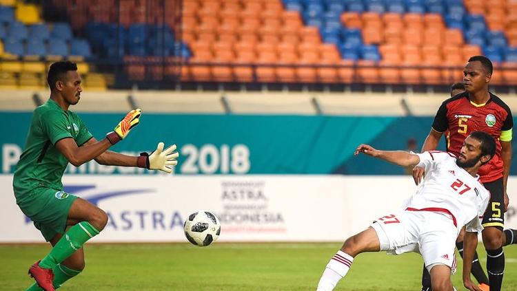 Gelandang Uni Emirat Arab (UEA) Zayed Alameri (kanan) menendang bola ke gawang kiper Timor Leste Aderito Raul Fernandes (kiri) Copyright: asiangames.antaranews.com