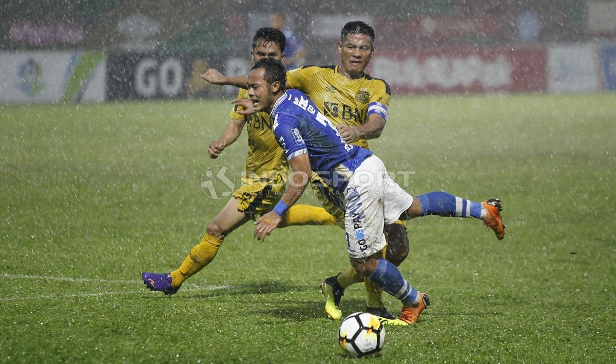 Pemain Persib Bandung, Atep diadang pergerakannya oleh pemain Bhayangkara FC, Jajang Mulyana.