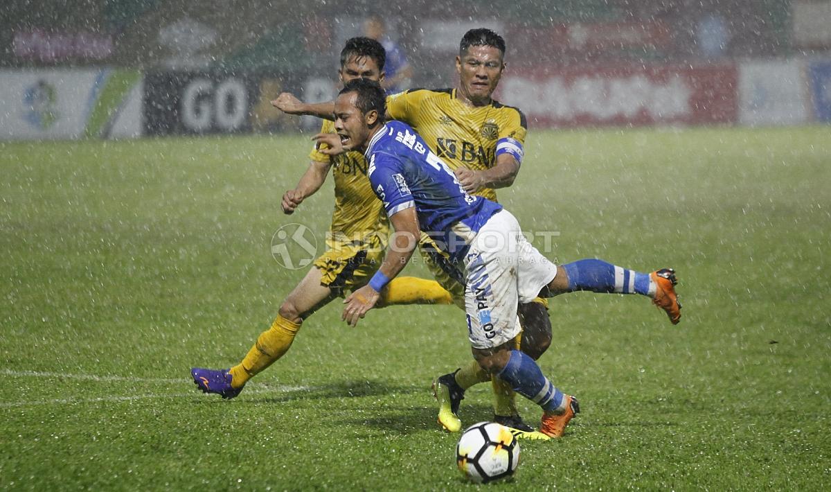 Pemain Persib Bandung, Atep dihadang pergerakannya oleh pemain BFC, Jajang Mulyana. - INDOSPORT
