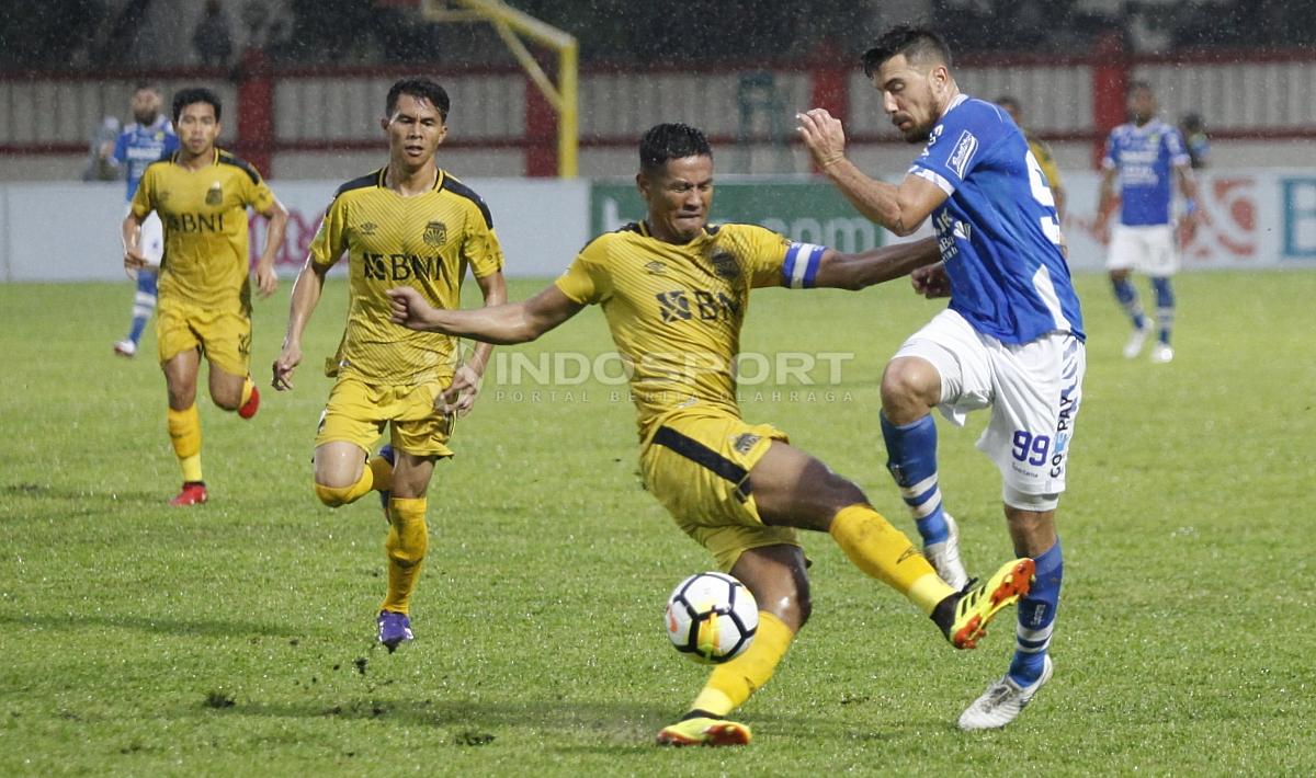 Striker Persib, Jonatan Bauman dilanggar keras oleh pemain BFC, Jajang Mulyana.