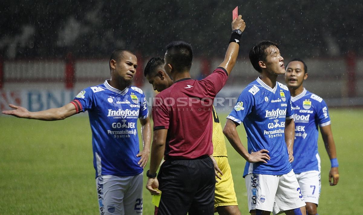 Wasit Aprisman Aranda memberikan kartu merah kepada pemain Persib, Oh In-kyun.