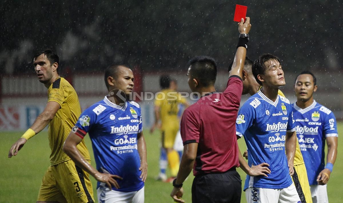 Wasit Aprisman Aranda memberikan kartu merah kepada pemain Persib, Oh In-kyun.