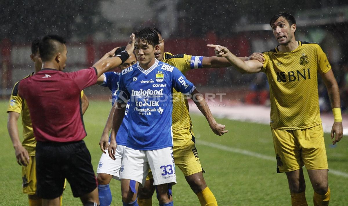 Pemain BFC dan Persib bersitegang usai keributan antara Oh In-kyun dengan pemain BFC.