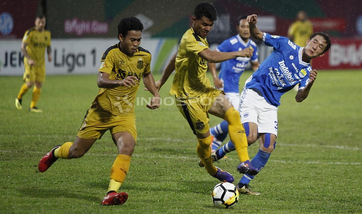 Oh In-kyun berebut bola dengan pemain Bhayangkara FC.