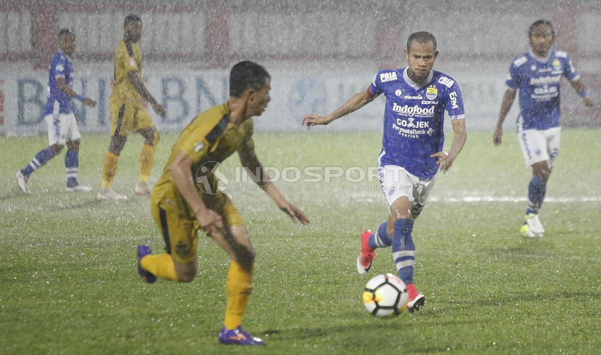 Pemain Persib Supardi Nasir mencoba mengejar bola dari penguasaan pemain Bhayangkara FC.