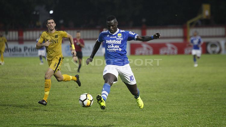 Ezechiel N'Douassel saat tampil melawan Bhayangkara FC di Liga 1 2018 lalu.