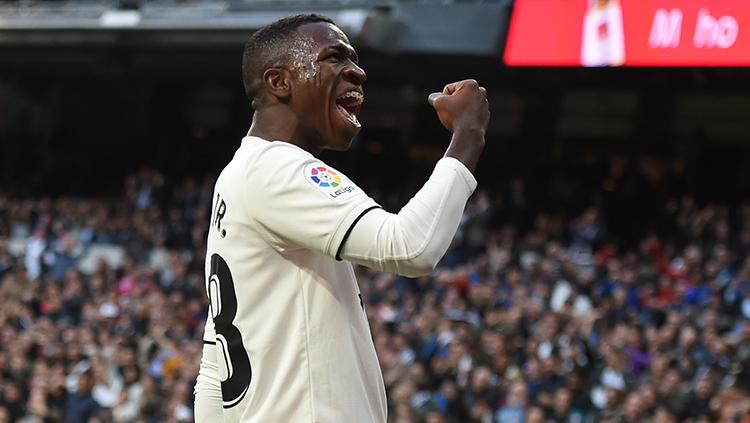 Vinicius Junior berselebrasi usai Real Madrid menambah keunggulan atas Real Valladolid lewat gol bunuh diri.