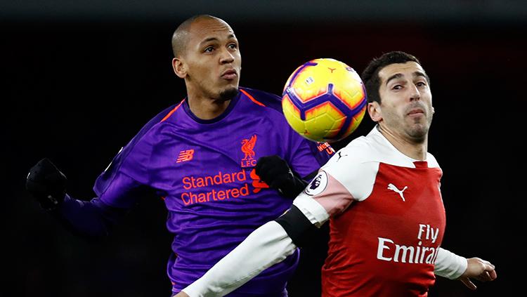 Fabinho (kiri) berduel udara dengan Henrikh Mkhitaryan.