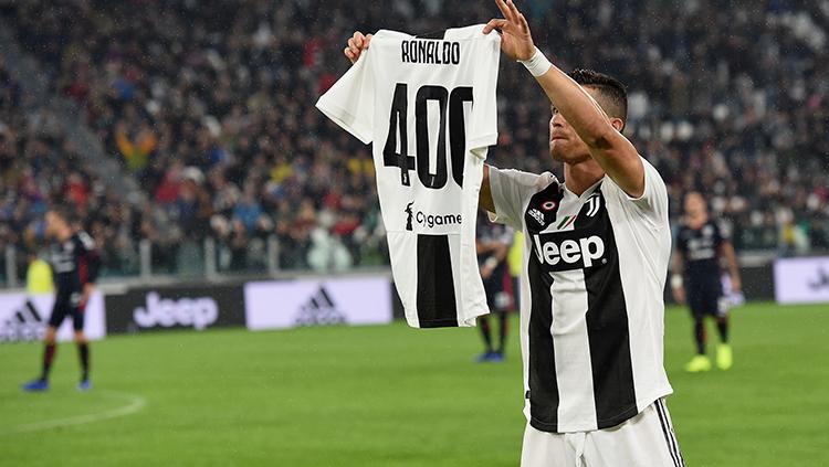 Ada sesi seremoni untuk Cristiano Ronaldo jelang laga Juventus vs Cagliari. Copyright: Getty Images/Pier Marco Tacca