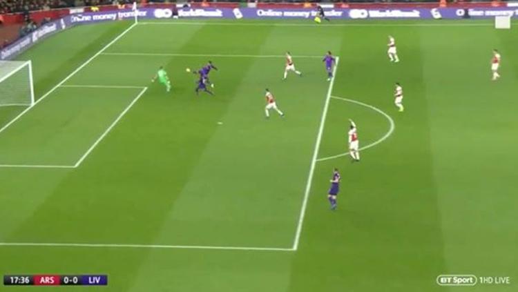 Posisi Mane yang dianggap offside saat Liverpool melawan Arsenal. Copyright: Mirror