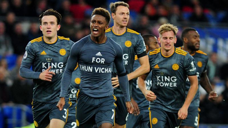 Demarai Gray melakukan selebrasi dengan membuka bajunya untuk Vichai