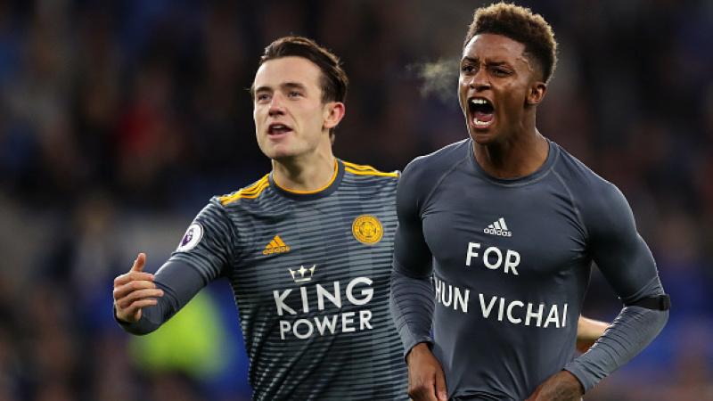 Demarai Gray melakukan selebrasi dengan membuka bajunya untuk Vichai