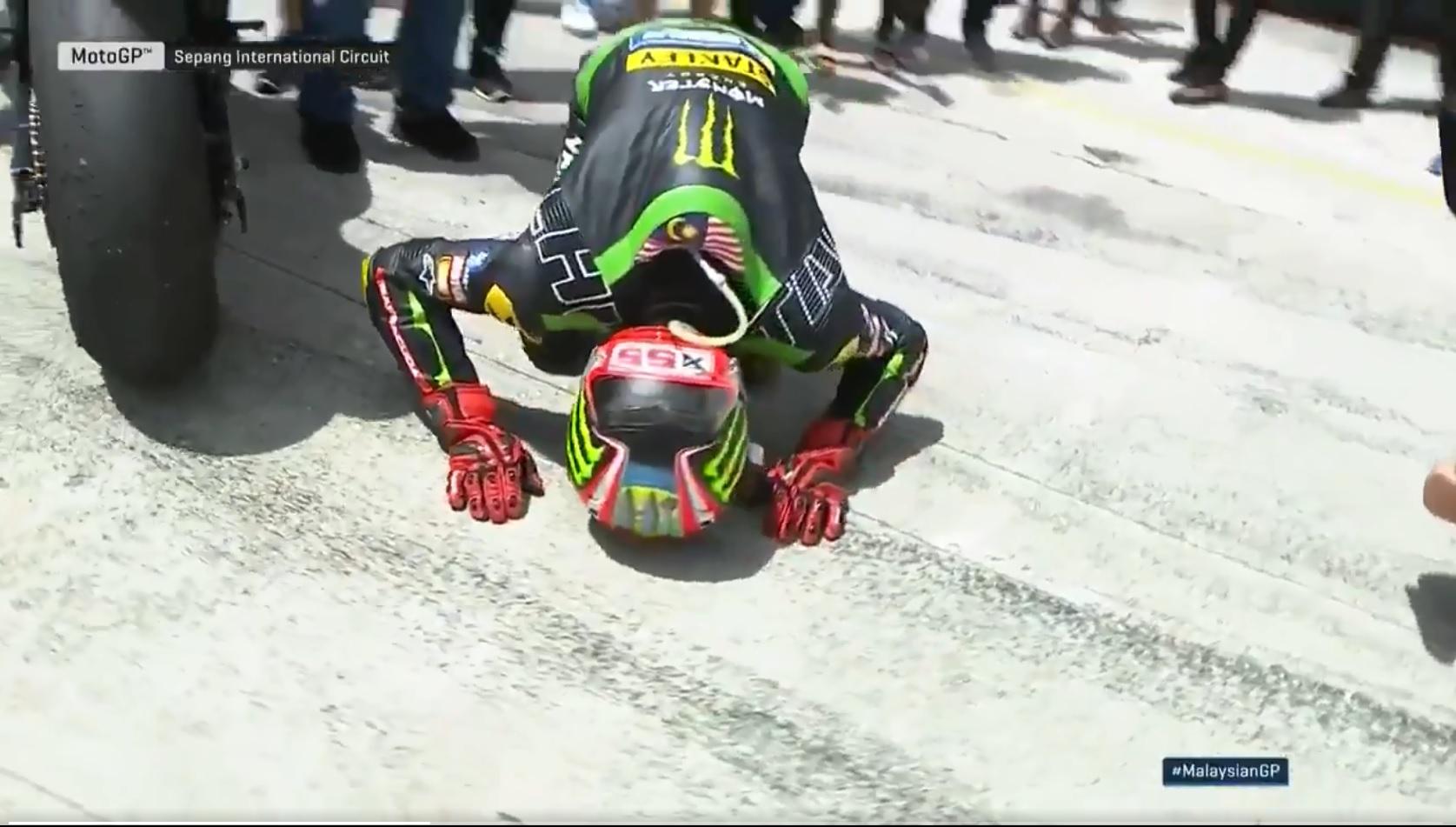 Indosport - Hafizh Syahrin Pebalap MotoGP Muslim Lakukan Sujud Sukur di GP Malaysia 2018.