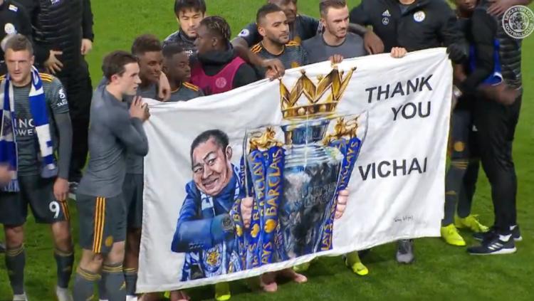 Leicester City berikan penghormatan untuk mendiang Srivaddhanaprabha. Copyright: Leicester City