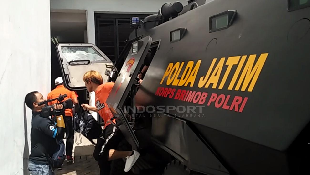 Pemain Persija Jakarta keluar dari baracuda. Copyright: Fitra Herdian/Football265.com