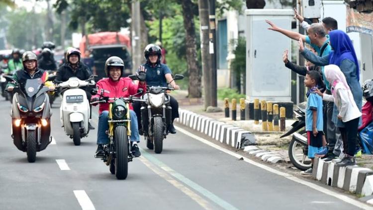 Presiden Jokowi menunggangi Kawasaki W175 bergaya tracker.