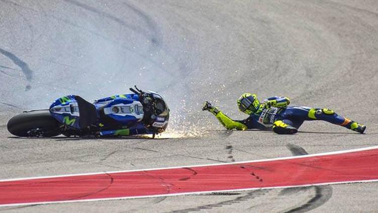 Valentino Rossi terjatuh. Copyright: Internet
