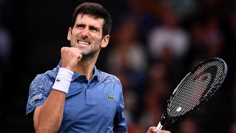 Novak Djokovic selebrasi usai mengalahkan Roger Federer di semifinal Paris Master 2018. Copyright: INDOSPORT