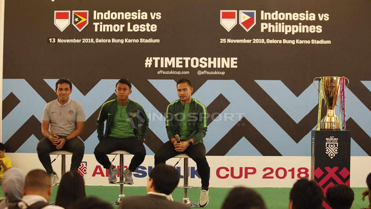 Pelatih Bima Sakti beserta Andritany, Febrihariyadi dan perwakilan Suzuki foto bersama dengan trofi Piala AFF 2018.
