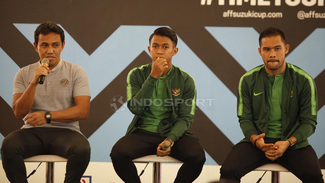 Pelatih Timnas Indonesia, Bima Sakti (kiri), Febri Hariyadi, Andritany Ardhiyasa saat menjawab pertanyaan wartawan.
