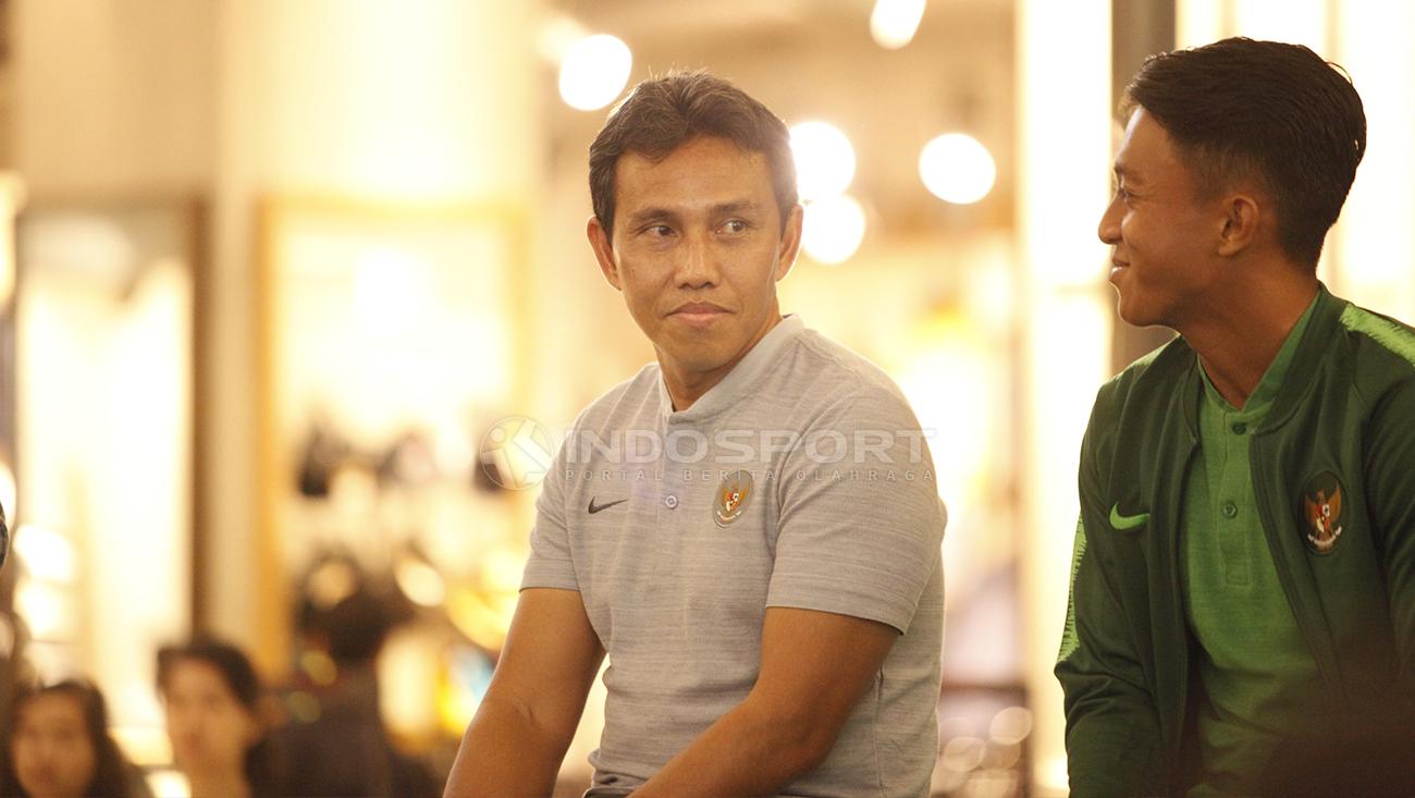 Pelatih Timnas Indonesia, Bima Sakti bersama Febri Hariyadi.