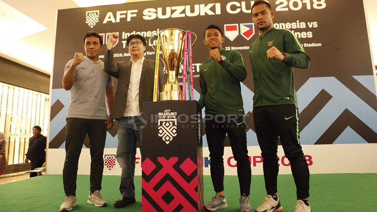 Kiper Timnas Senior Indonesia, Andritany Ardhiyasa dan Febri Hariyadi memegang trophy Piala AFF 2018.