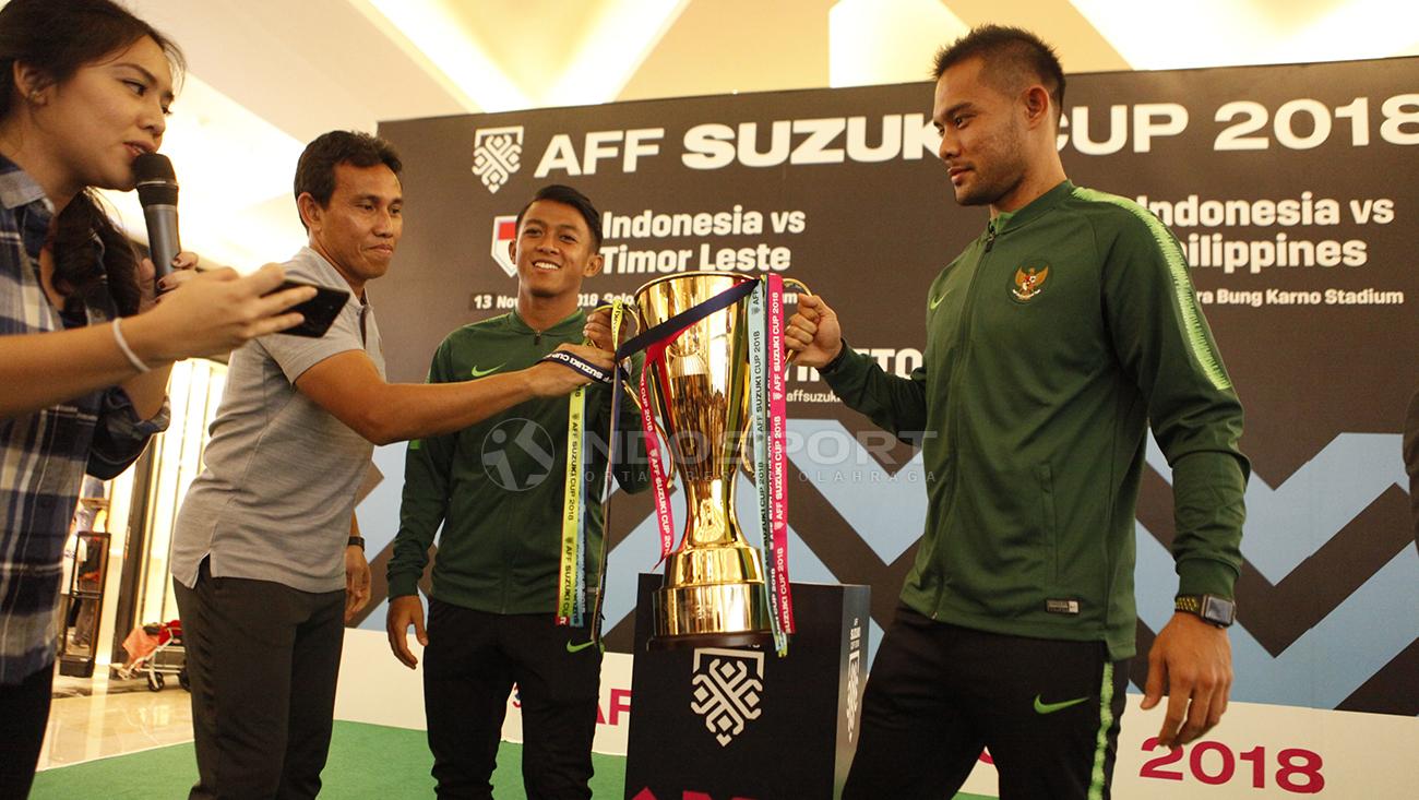 Pelatih Timnas Indonesia, Bima Sakti (kedua dari kiri) saat hendak mengangkat trophy Piala AFF 2018 bersama Andritany dan Febri Hariyadi.