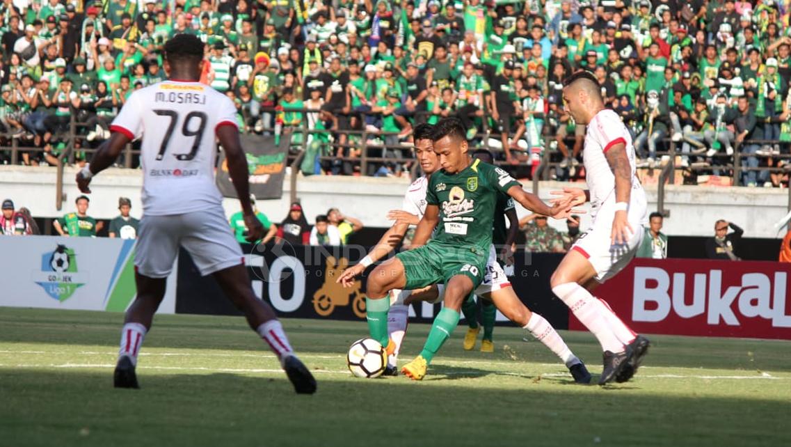 Persebaya Surabaya vs Persija Jakarta Copyright: Fitra Herdian/Indosport.com