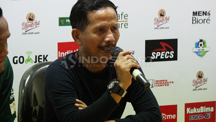 Pelatih Persebaya Djajang Nurjaman di sesi konferensi pers usal laga melawan Persija Jakarta. Copyright: Fitra Herdian/INDOSPORT
