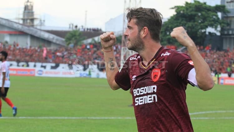 Wiljan Pluim berselebrasi usai mencetak gol ke gawang Persipura Jayapura. Copyright: Wira Wahyu Utama/INDOSPORT