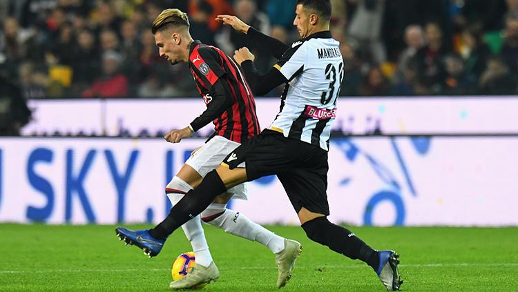 Samuel Castillejo (kiri) berusaha menguasai bola di tengah penjagaan pemain Udinese. Copyright: Getty Images/Alessandro Sabattini