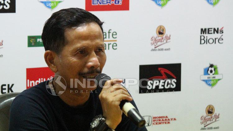 Djajang Nurdjaman, Pelatih Persebaya Surabaya. Copyright: Fitra Herdian/INDOSPORT