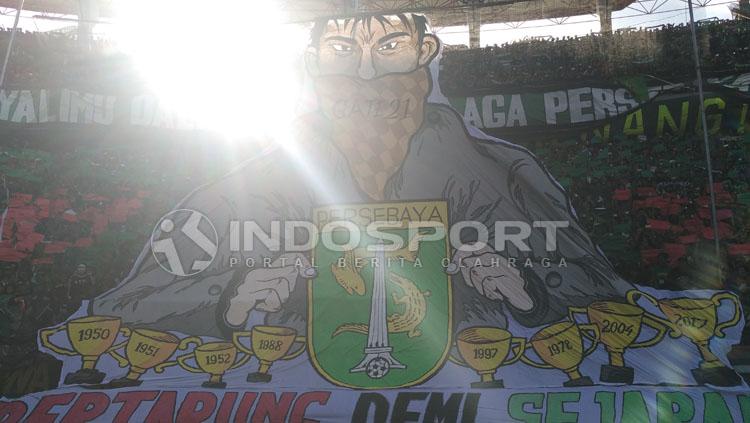 Koreo Bonek yang dibuat bonek tribun timur. Copyright: Fitra Herdian/INDOSPORT