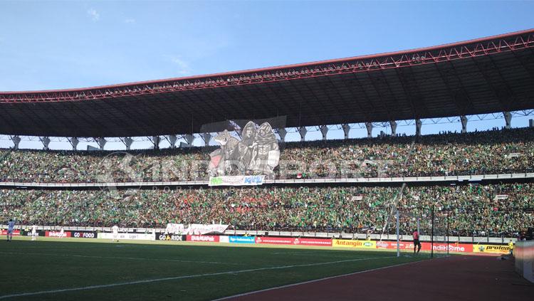 Koreografi yang dibuat Bonek dari gate 21. Copyright: Fitra Herdian/INDOSPORT