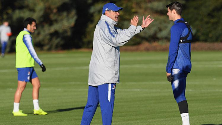 Pelatih Chelsea, Maurizio Sarri (kiri) memberikan arahan kepada salah satu strikernya, Alvaro Morata. Copyright: INDOSPORT