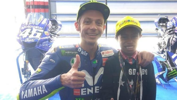 Komentator MotoGP cilik Indonesia bertemu idolanya, Valentino Rossi. Copyright: Twitter