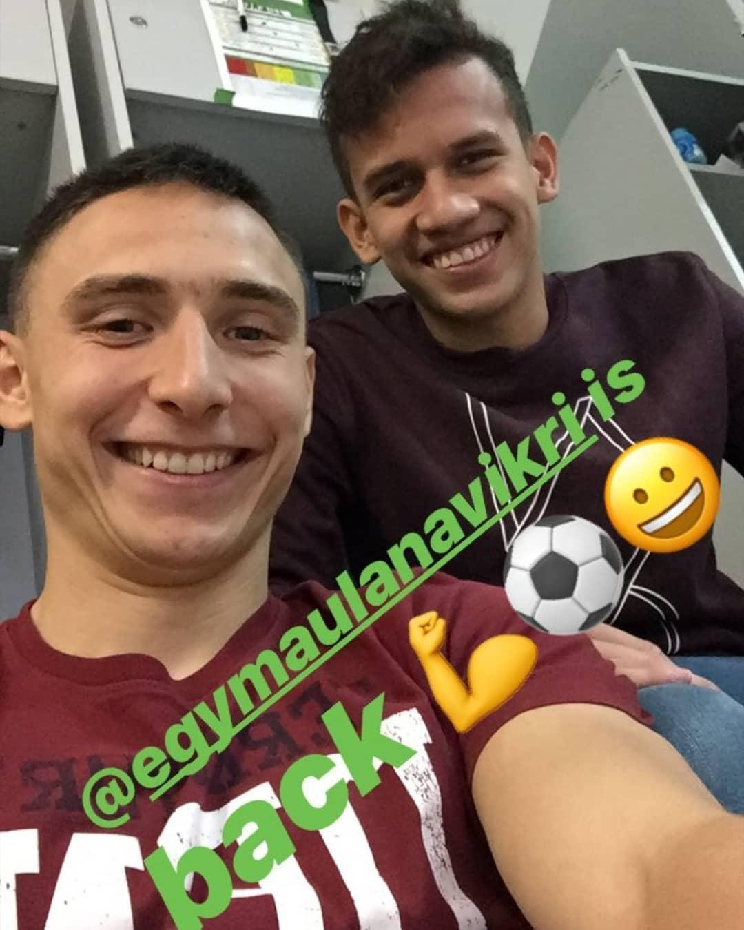 Egy Mauiana Vikri bersama rekan setimnya di Lechia Gdansk Kuba Aral. Copyright: Instagram.com/kubaarak