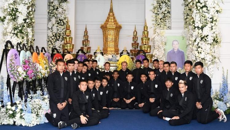 Skuat Timnas Thailand di Pemakaman Vichai Srivaddhanaprabha