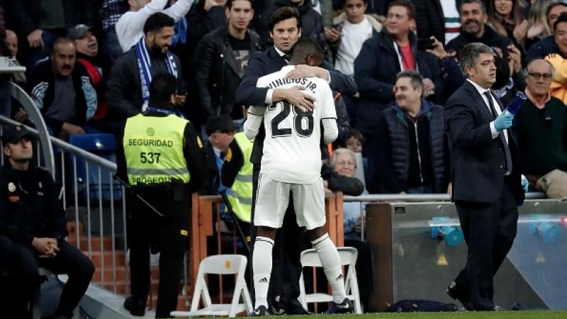 Santiago Solari memeluk Vinicius Junior.