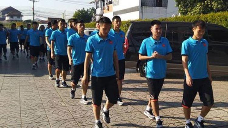Tim Vietnam sedang berjalan santai keliling hotel jelang laga kontra Laos. Copyright: Vietnamnet